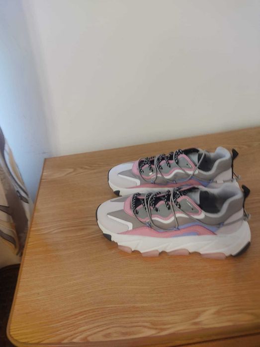 Adidași ash  sunt noi