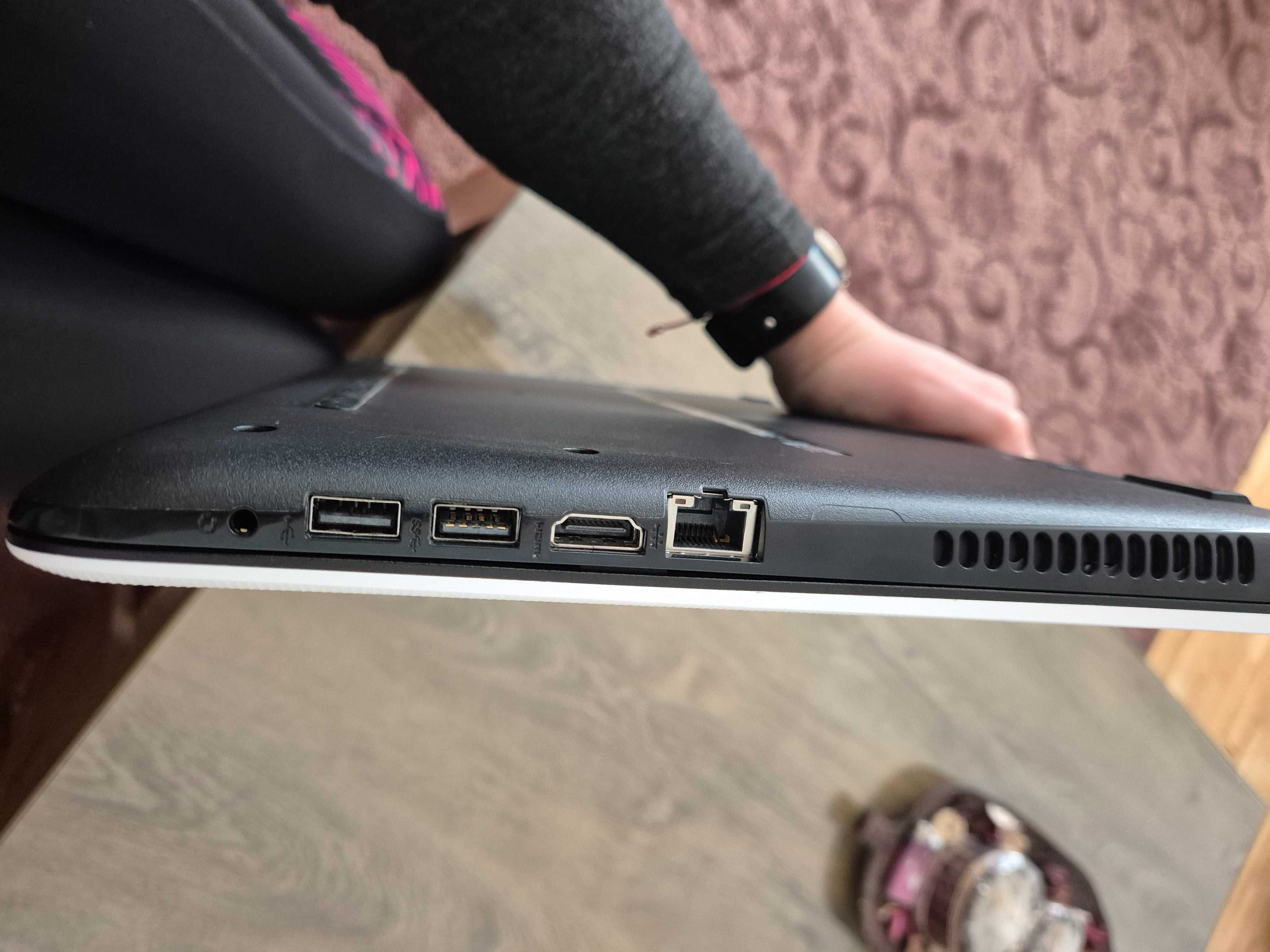 Бял лаптоп HP Tpn c125