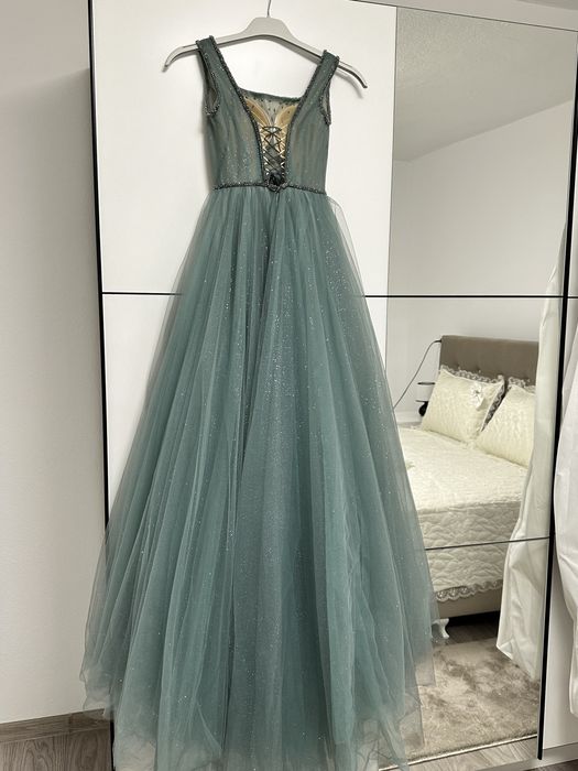 Продавам абитуриенска рокля