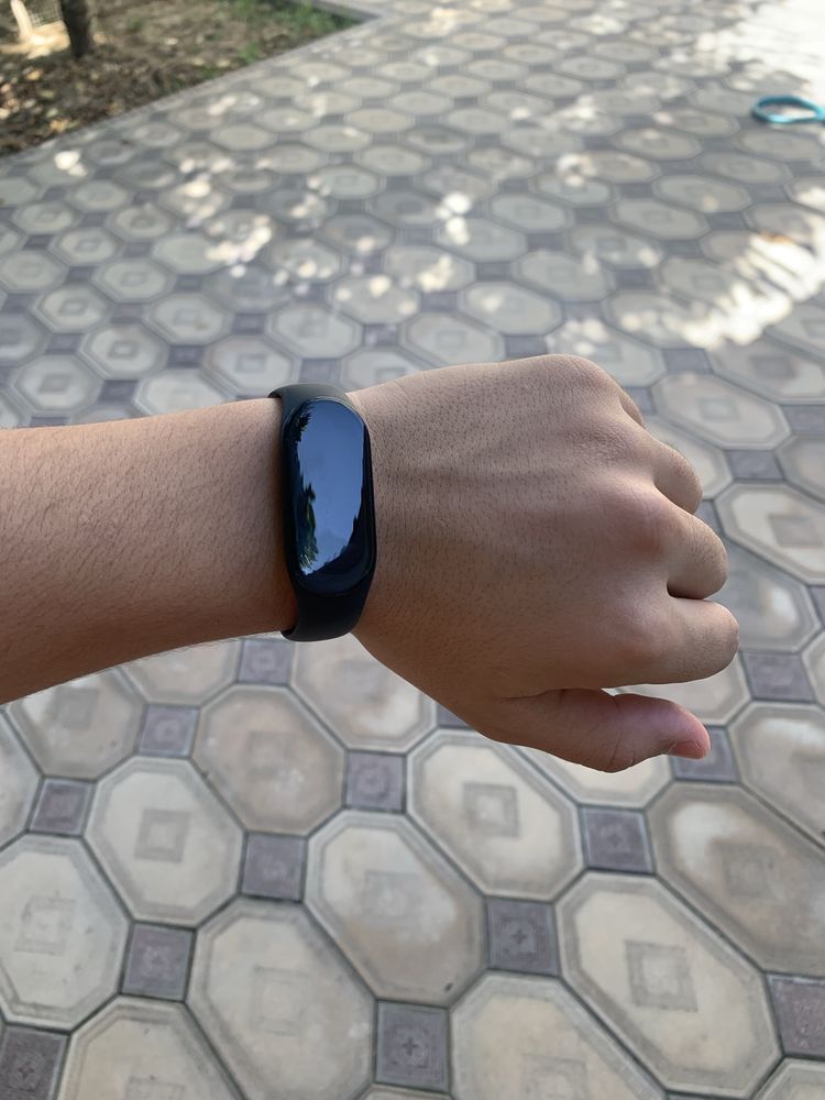 MI band 7 pochti yengi