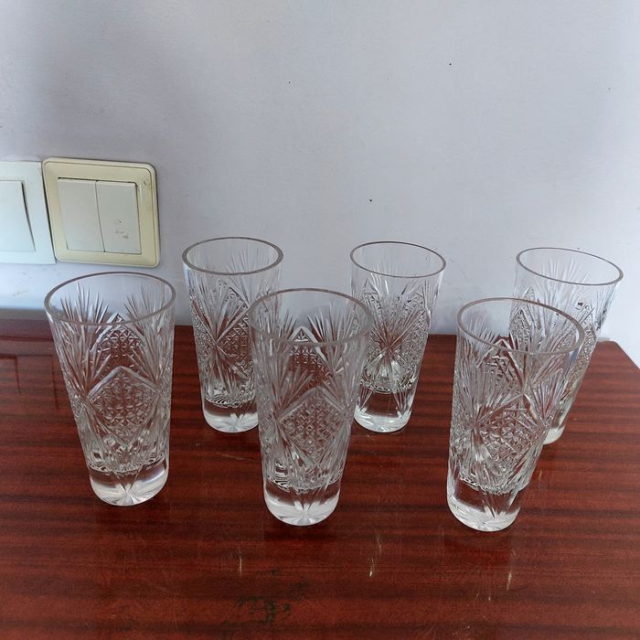 Продаются хрустальные стаканы.