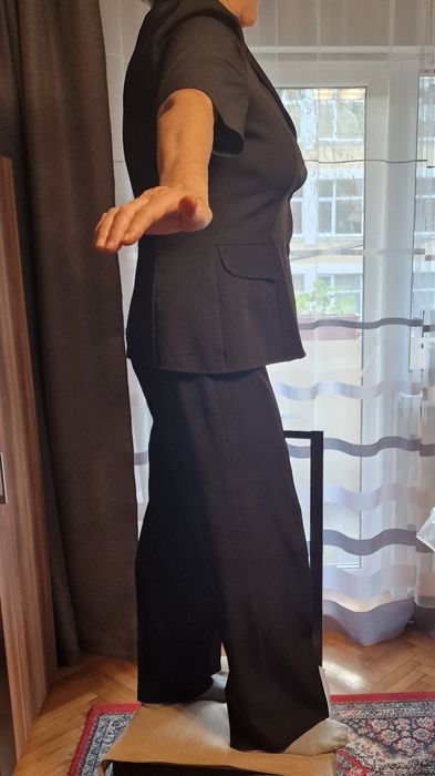 Costum negru cu pantaloni paraleri