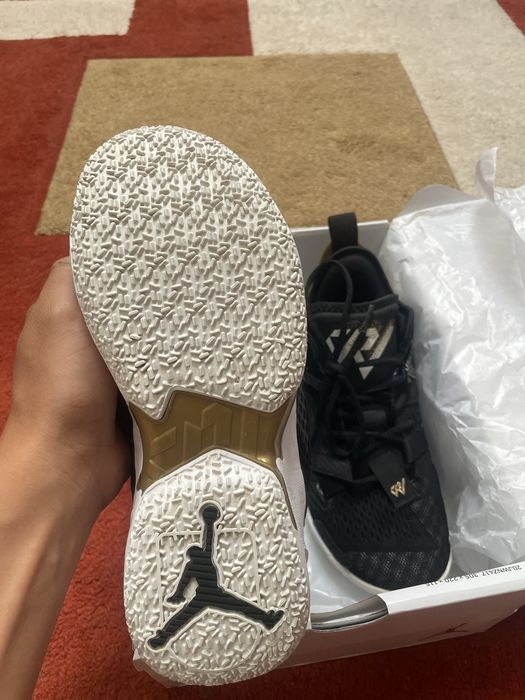 !Vand adidasi de baschet nepurtati!