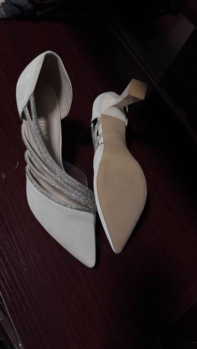 Женские туфли на небольшом каблучке светло бежевые