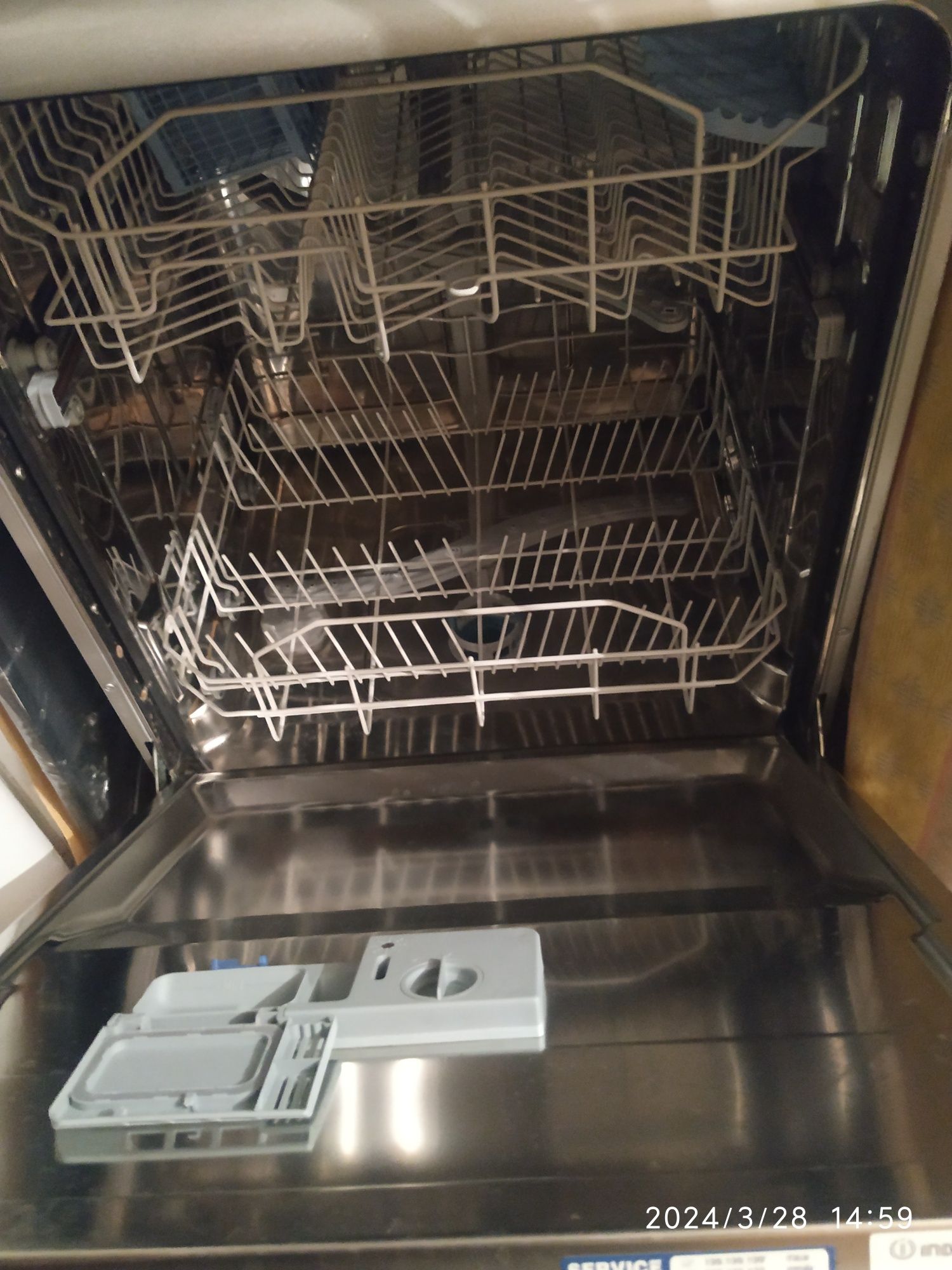 Посудомоечная машина можно на запчасти вроде работает точно незнаю