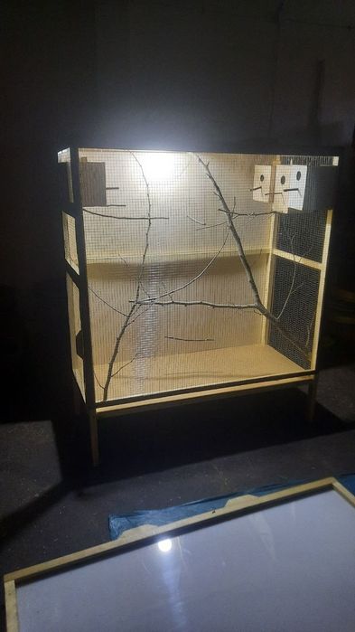 Qushlar tayyor uyi bilan sotiladi.