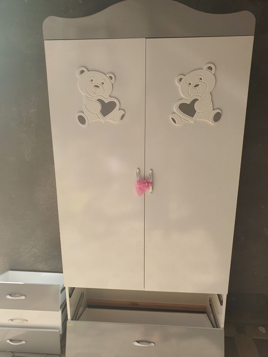 Bolalar kravati va shkafi