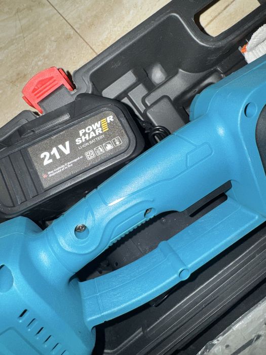 drujba mare electrica cu 2 acumulatori, lama de 30cm accesorii incluse