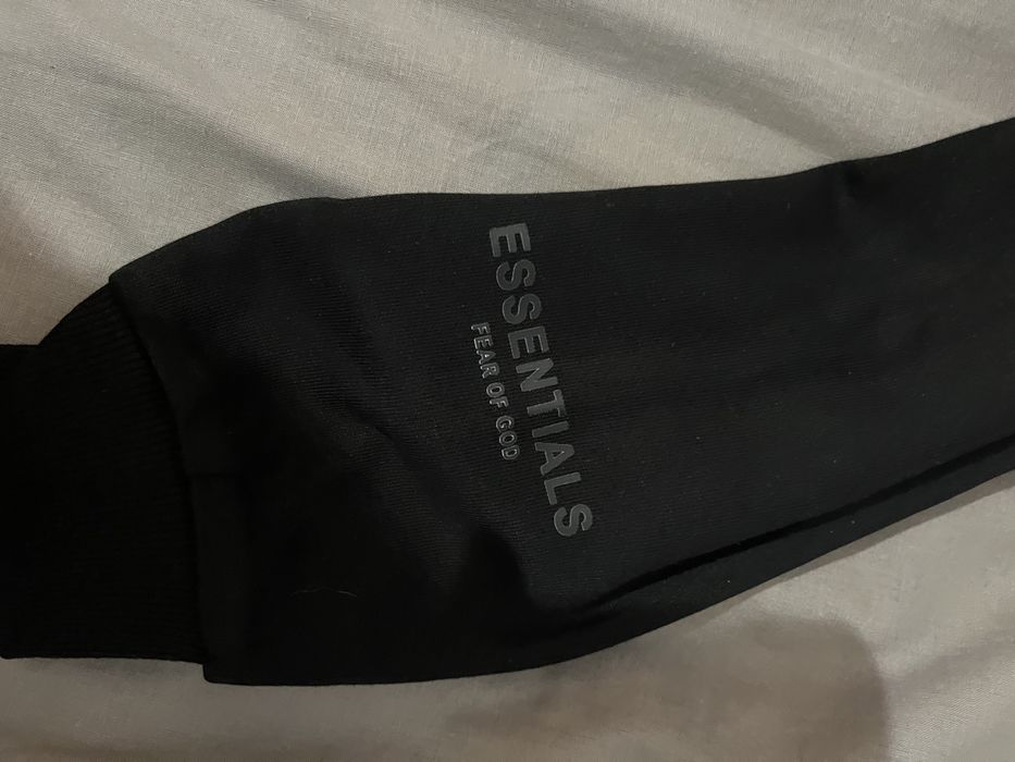 Чисто нов комплект на Essentials