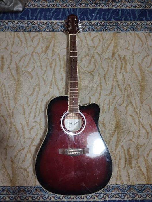 Продам гитару, струны в подарок