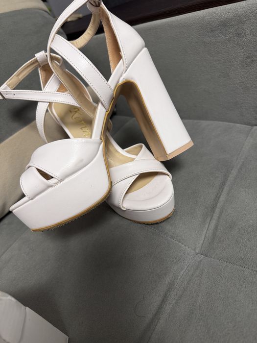 Sandale albe  cu platforma