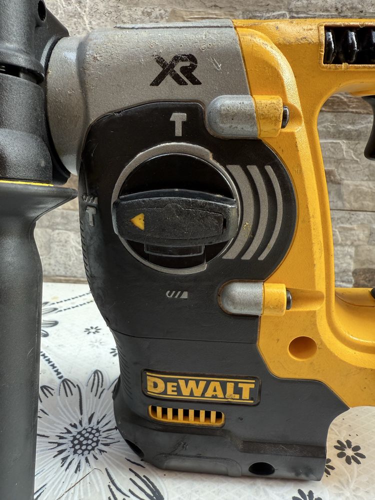 Акумулаторен перфоратор DeWALT
