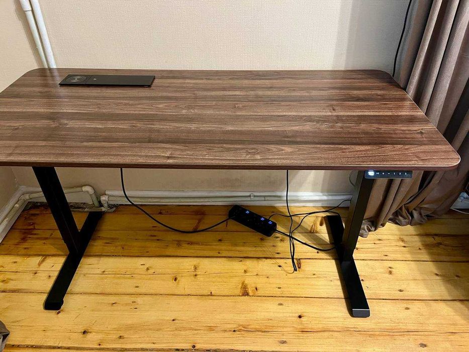 Компьютерный (пиcьменный, рабочий) cтол с регулируемой высoтой