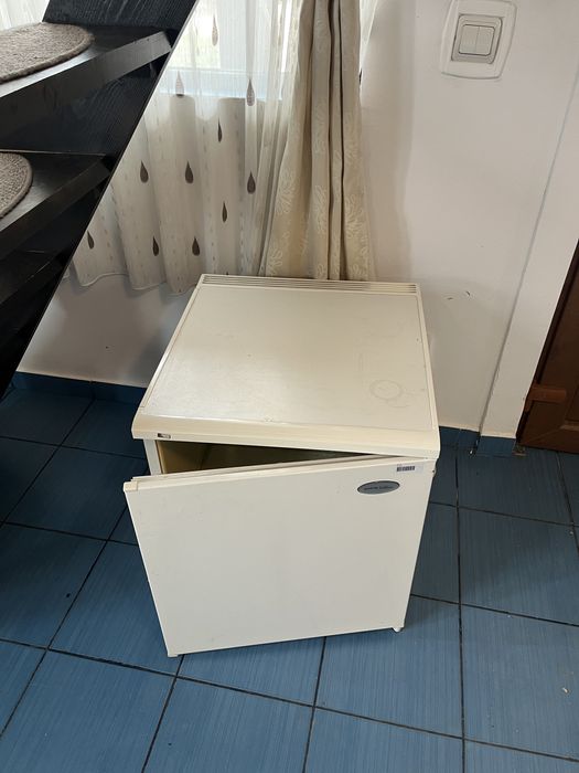 Frigider mic cu congelator – perfect pentru garsonieră sau birou