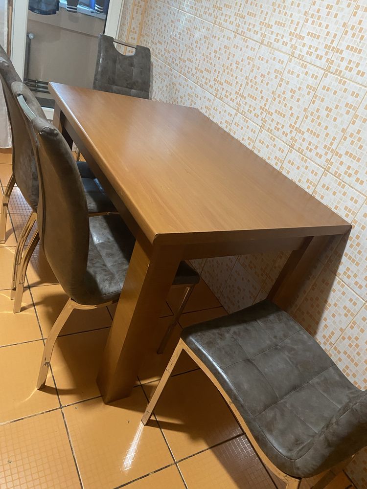 Vând mobilă de bucatarie cu electrocasnice si alte obiecte