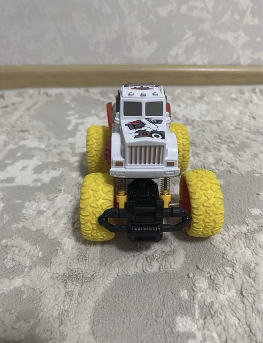 Продам машинки в хорошем  состоянии