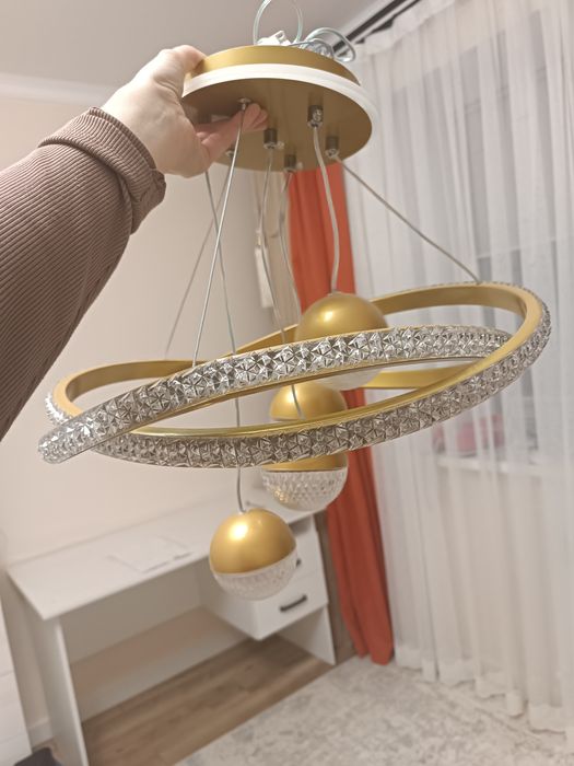 Продам б/у люстру.