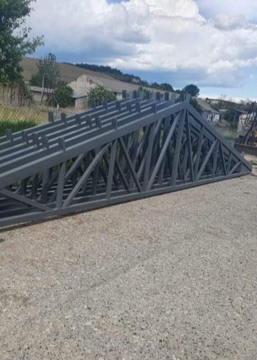 Vand hala pe structura metalica destinata pentru servicie auto,stație