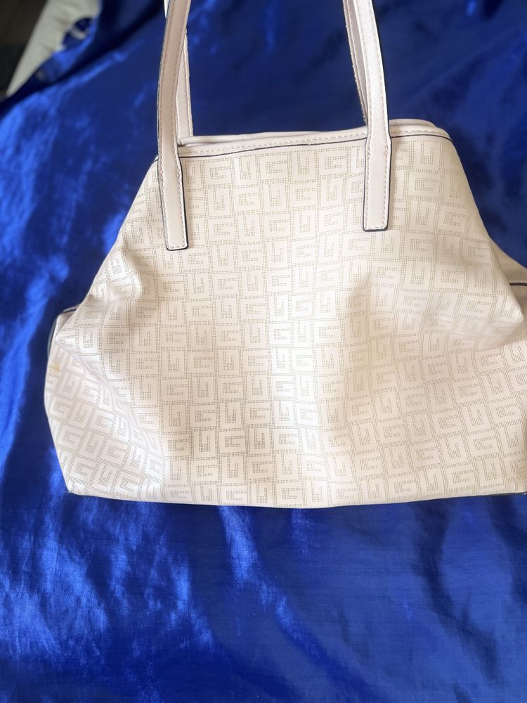 Оригинална чанта Guess