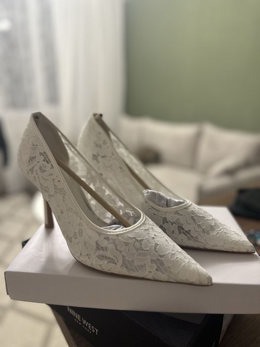 Бели обувки на ток Nine West