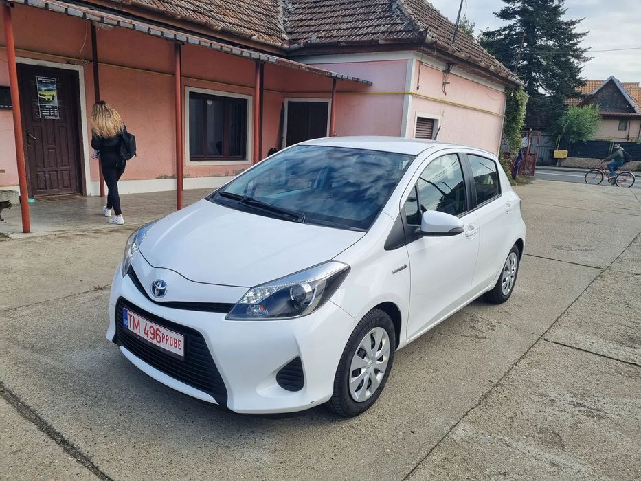 Toyota Yaris Toyota Yaris 1.5 benzina și hibrid an 2013 cutie de viteze automata