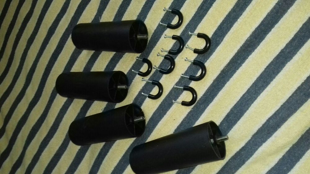 Minere plastic pentru mobila-sertare forma U/4,5cm,picioare cu surub