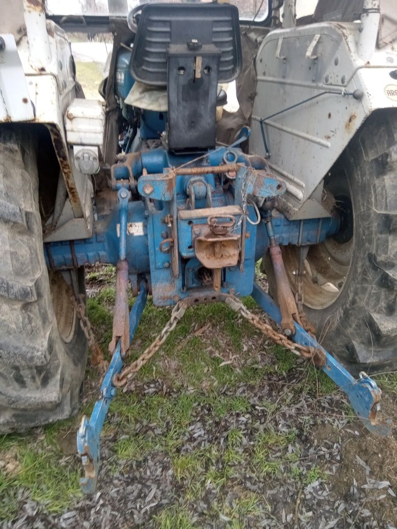 Tractor 75 cp schimb și cu tractor mai mic  ,tr este un înmatriculat