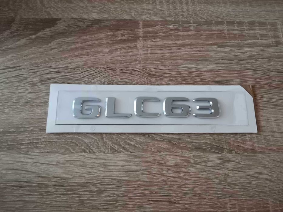 сребрист надпис Mercedes Benz GLC 63