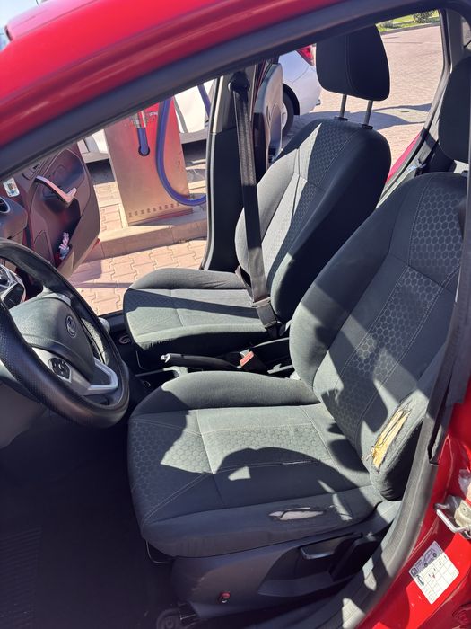Ford Fiesta Rosu