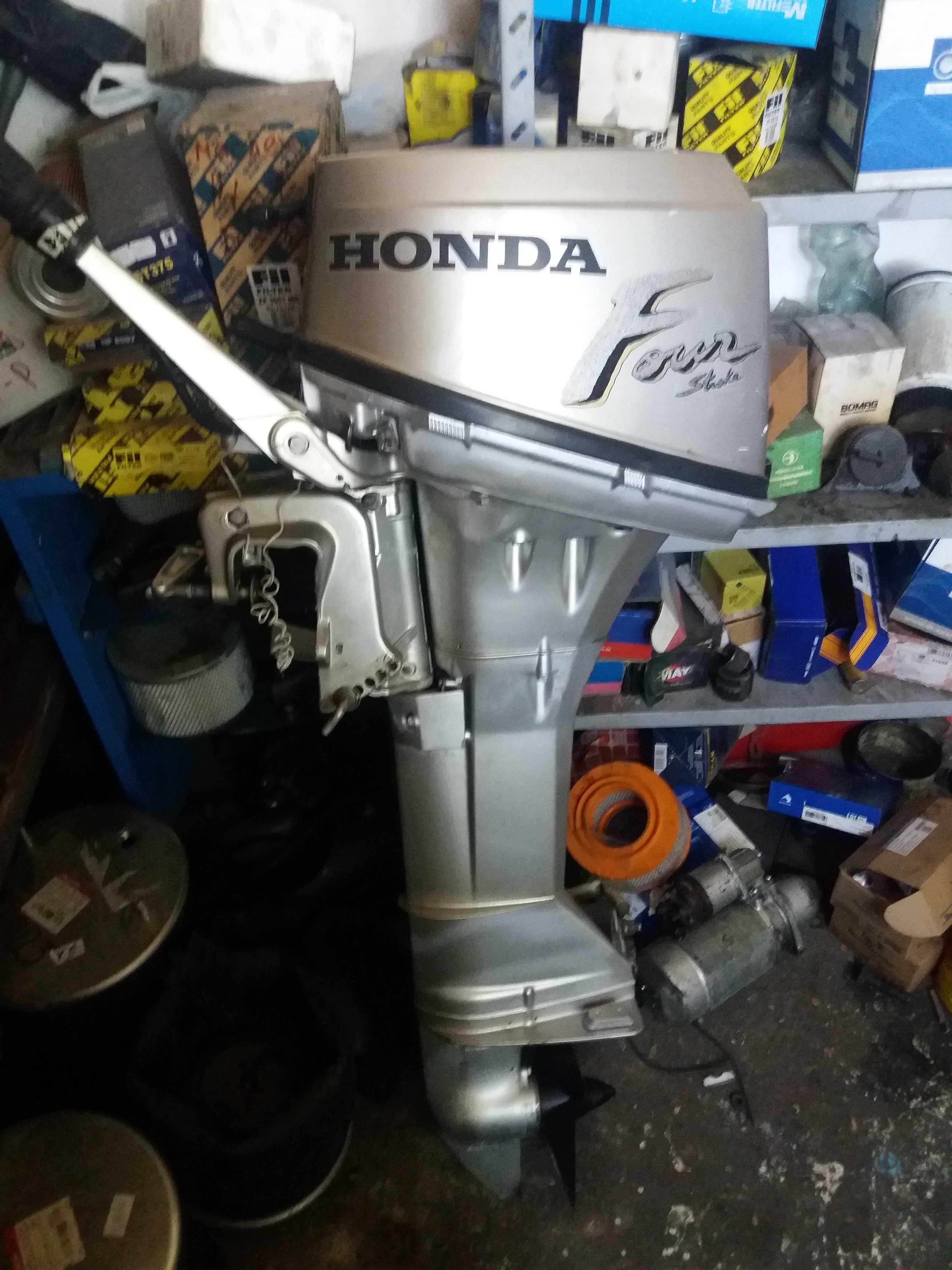 Продавам извънбордов двигател HONDA 8HP BF-8, внос от Италия