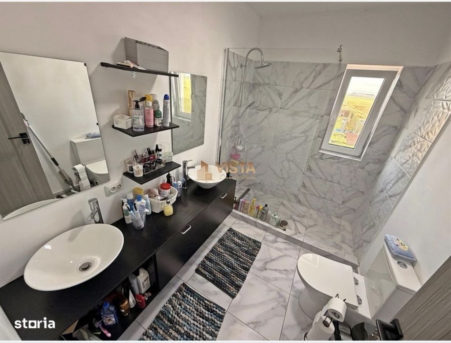 Casa individuala de vanzare ,4 cam ,900 mp teren . Izvor