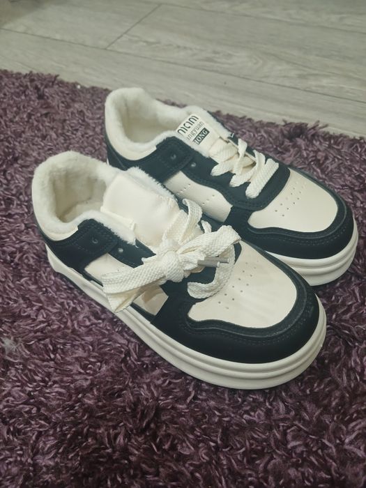 продам абсолютно новые кроссовки теплые