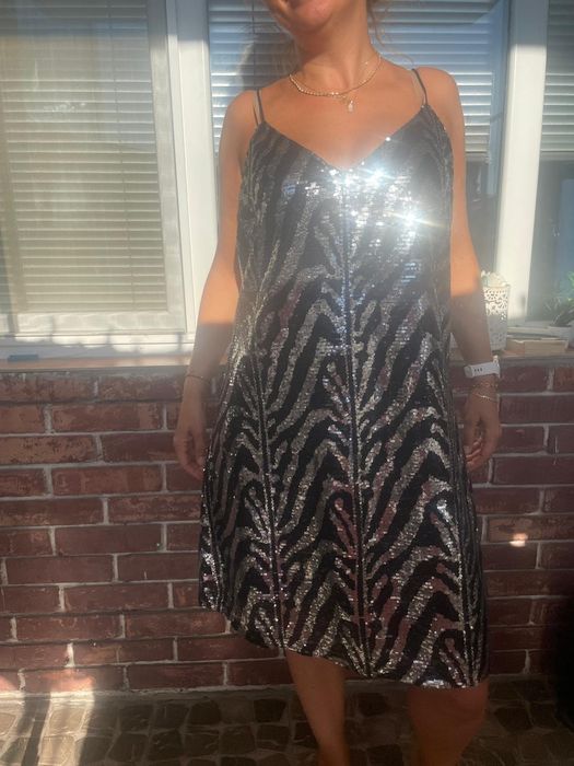 Нова много елегантна рокля на Mango Vioлета подходяща за официални пов