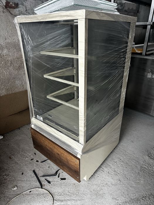 Хладилна витрина сладкарска