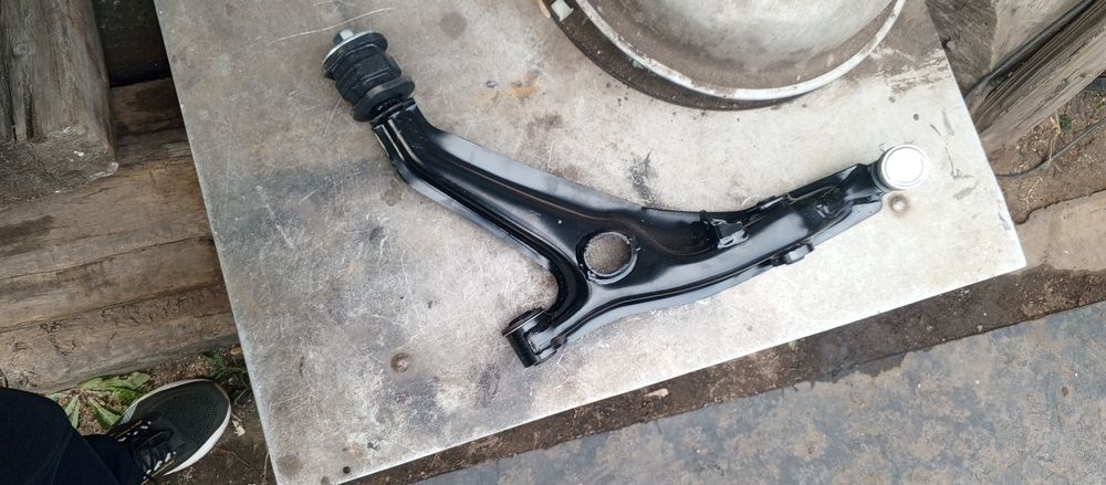 Продам передний левый рычаг Хонда црв 1 оригинал