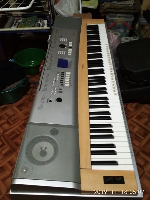 Синтезатор продам