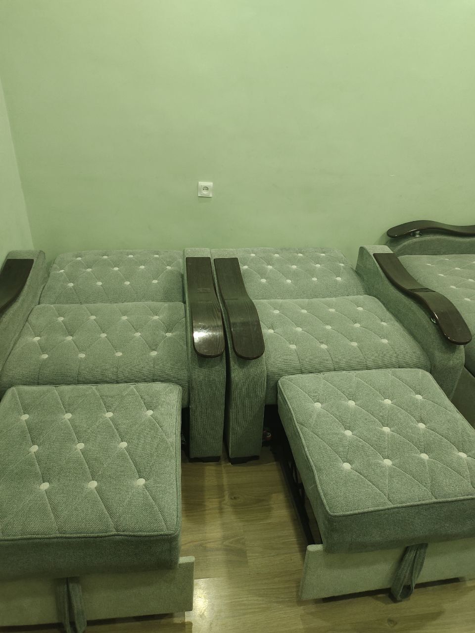 Продается диван кровать и два кресла раздвижных.