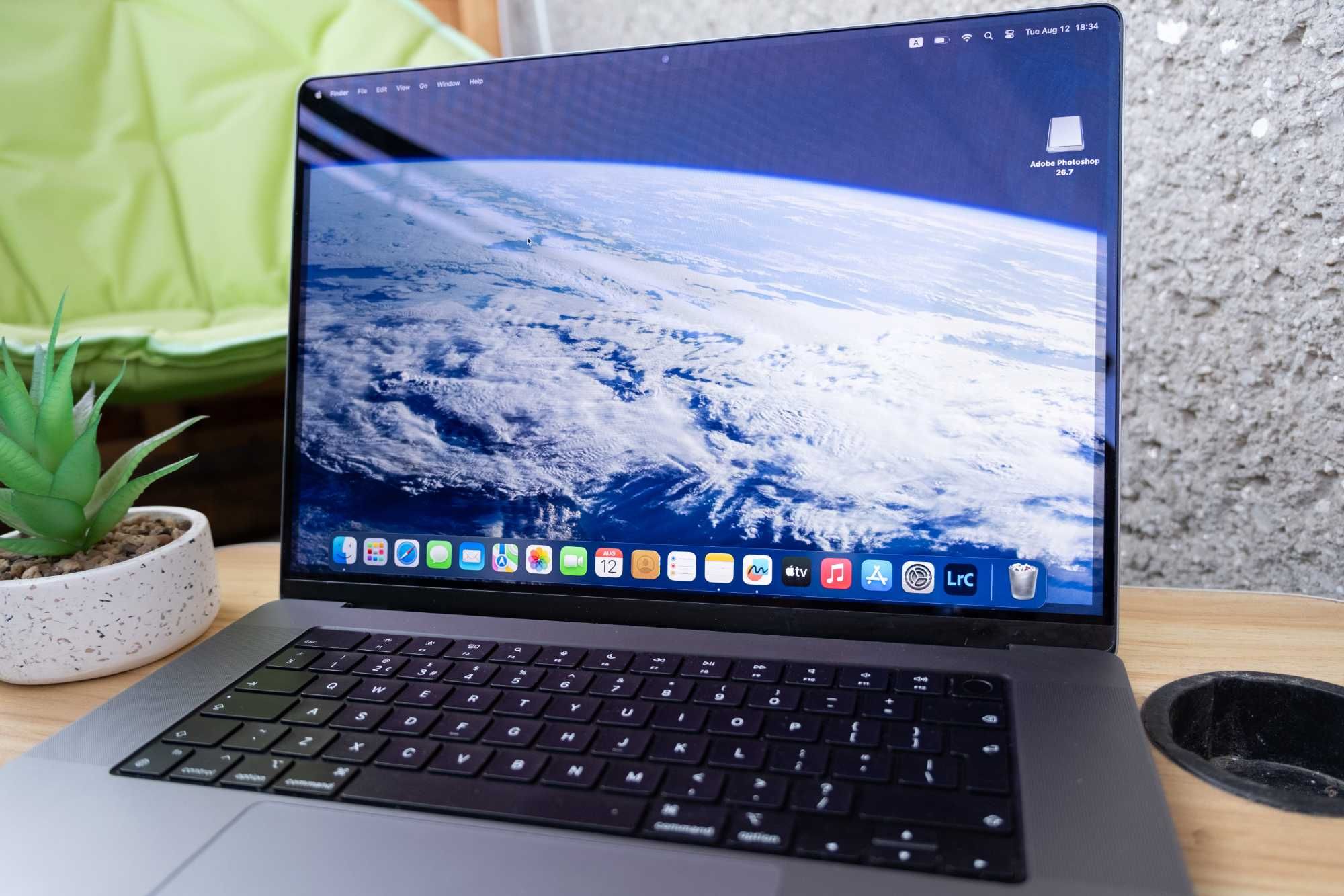 MacBook Pro 16" M1 Max – 32GB / 1TB – Като нов, 99% батерия
