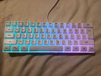 Tastatura cu fir.