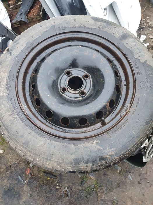 Vând jante 4x100 tot cu cauciucuri r15