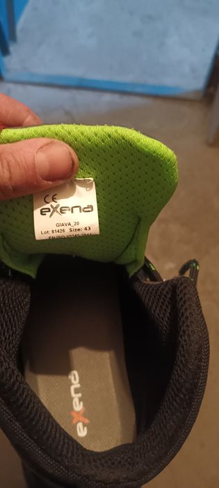 Продавам зимни обувки и зимен комплект