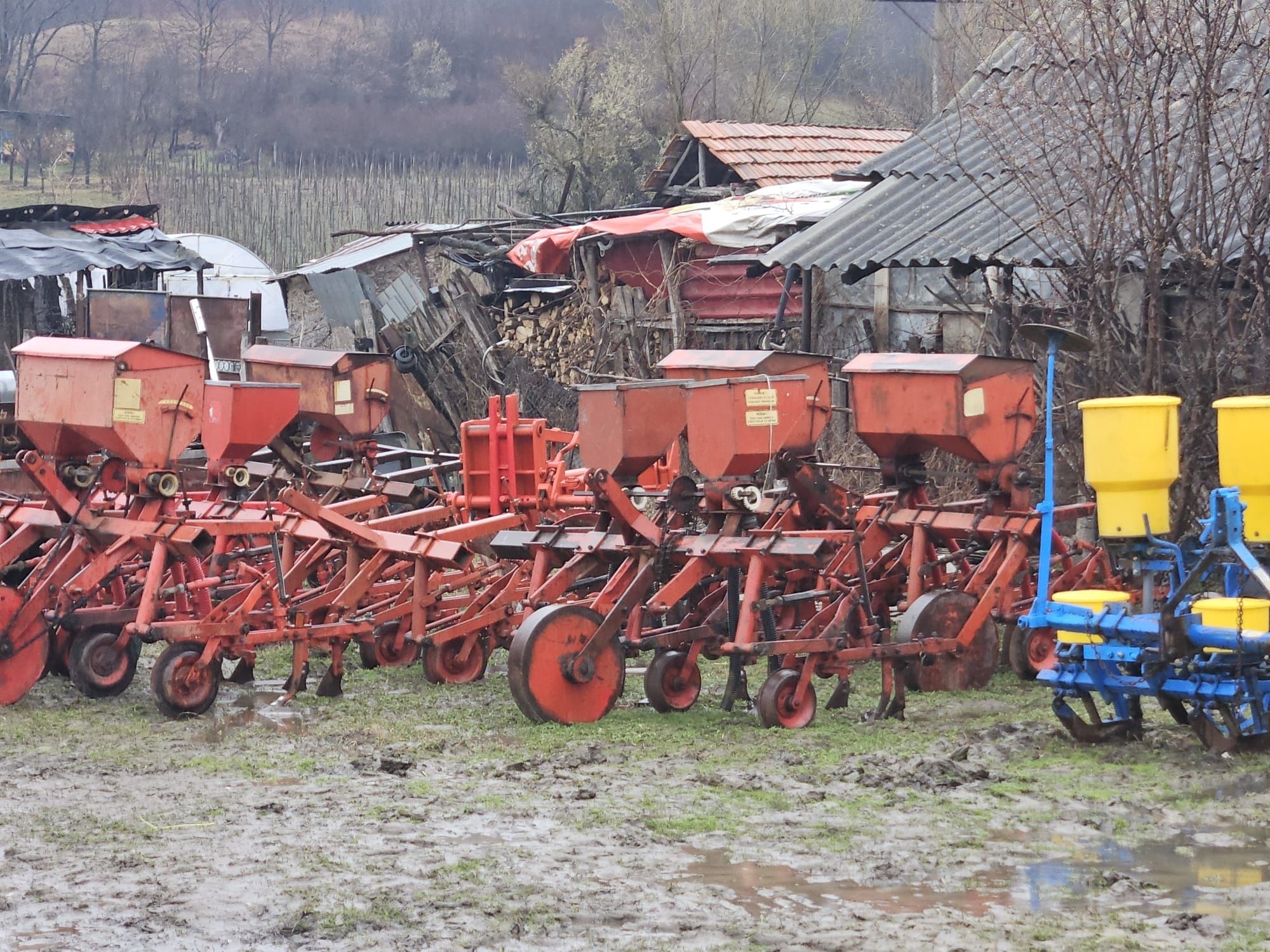 Prășitori cu fertilizare