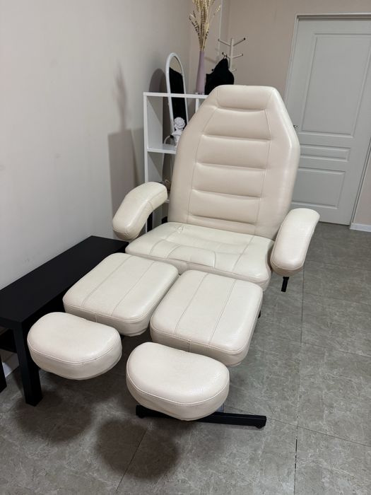 Продам кресло для педикюра и стол маникюрный