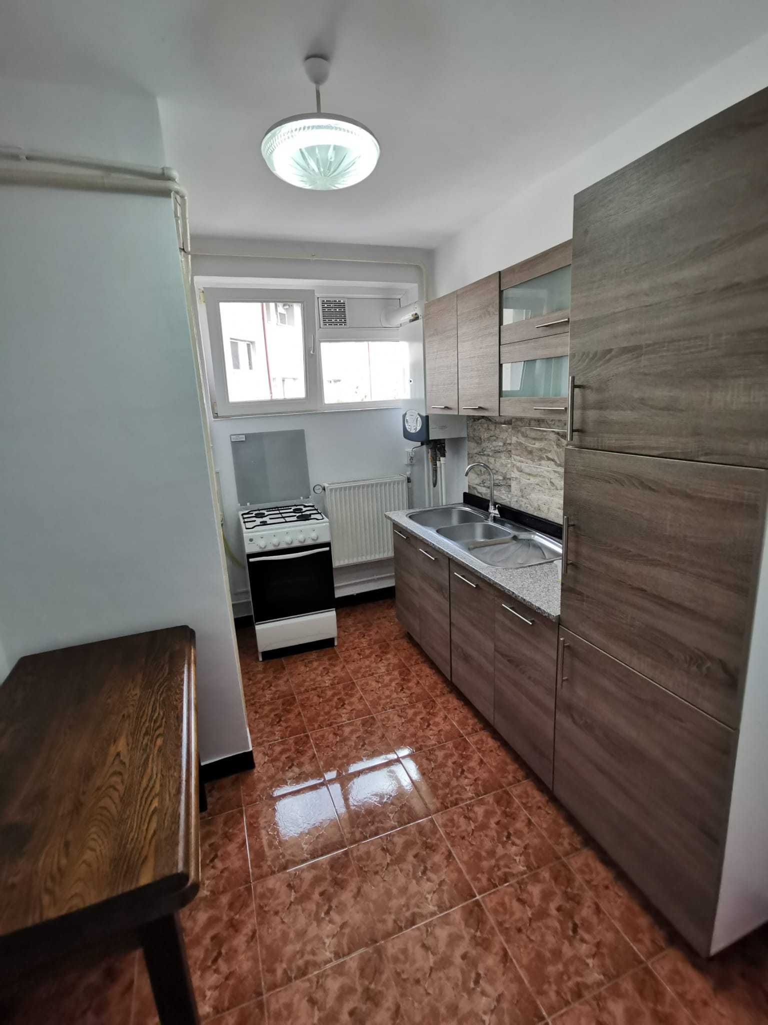 Inchiriez apartament cu 2 camere proaspat renovat