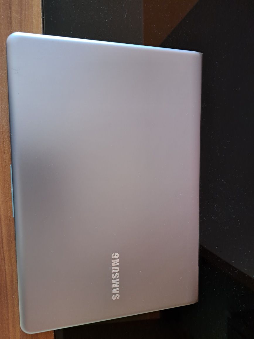 Малък лаптоп ACER червен цвят и лаптоп Samsung