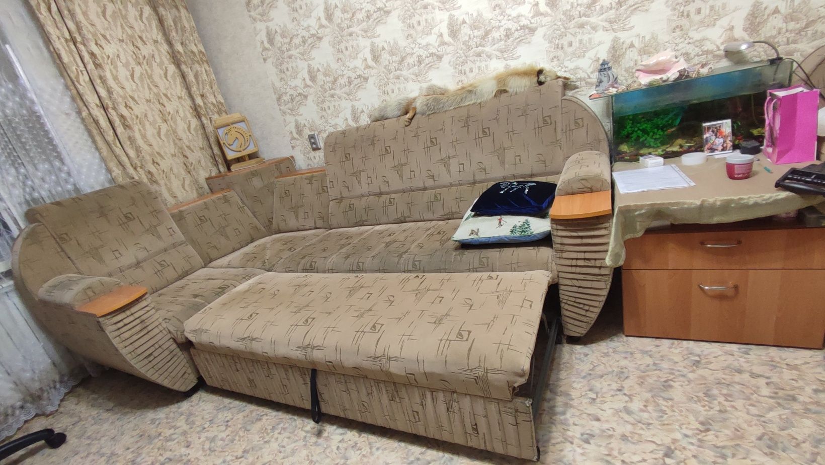 Продам диван угловой в комплекте с тумбой и креслом