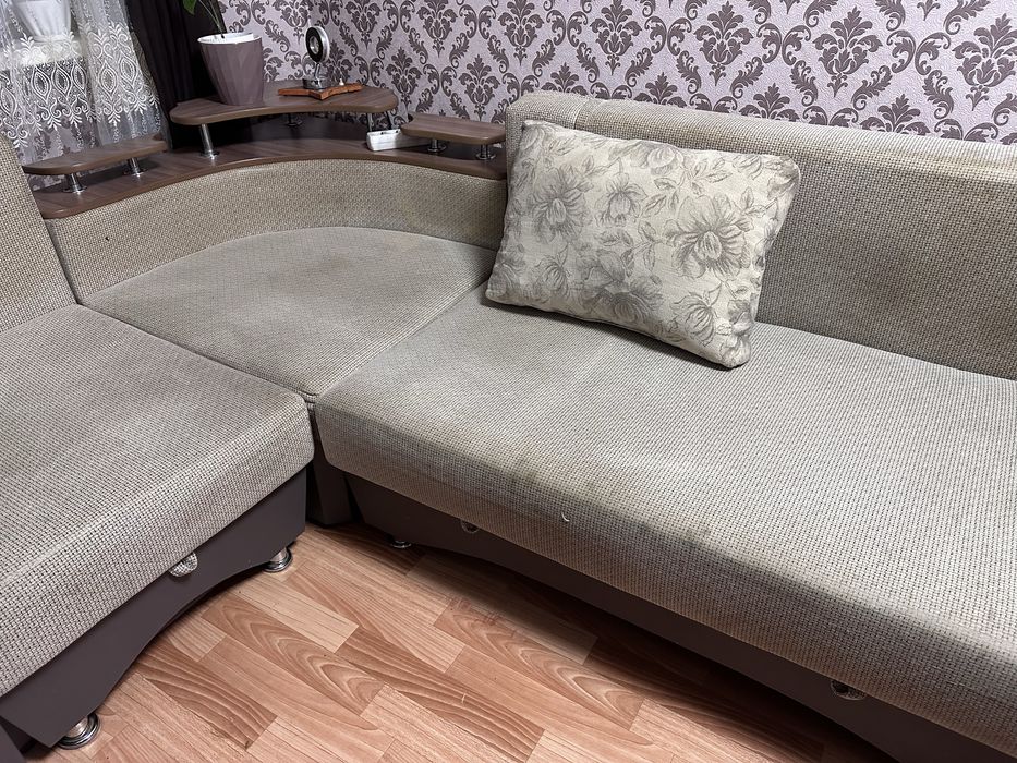 Спрчро продам угловой диван б/у