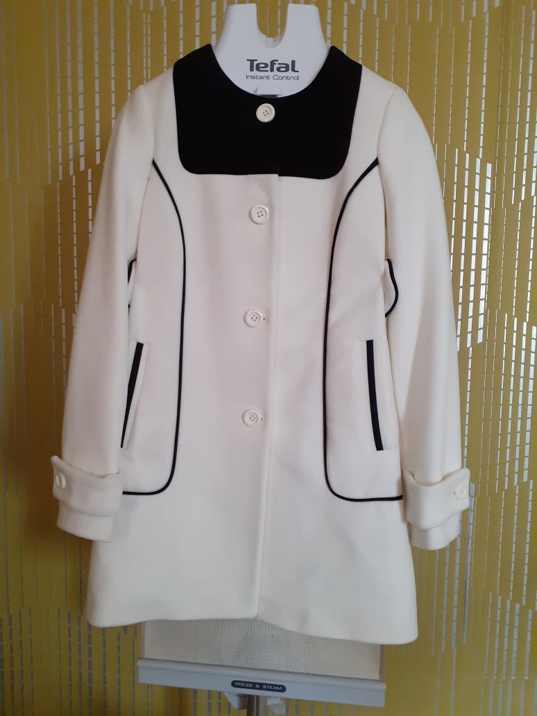 Пальто женское белое с черной отделкой можно с сапогами