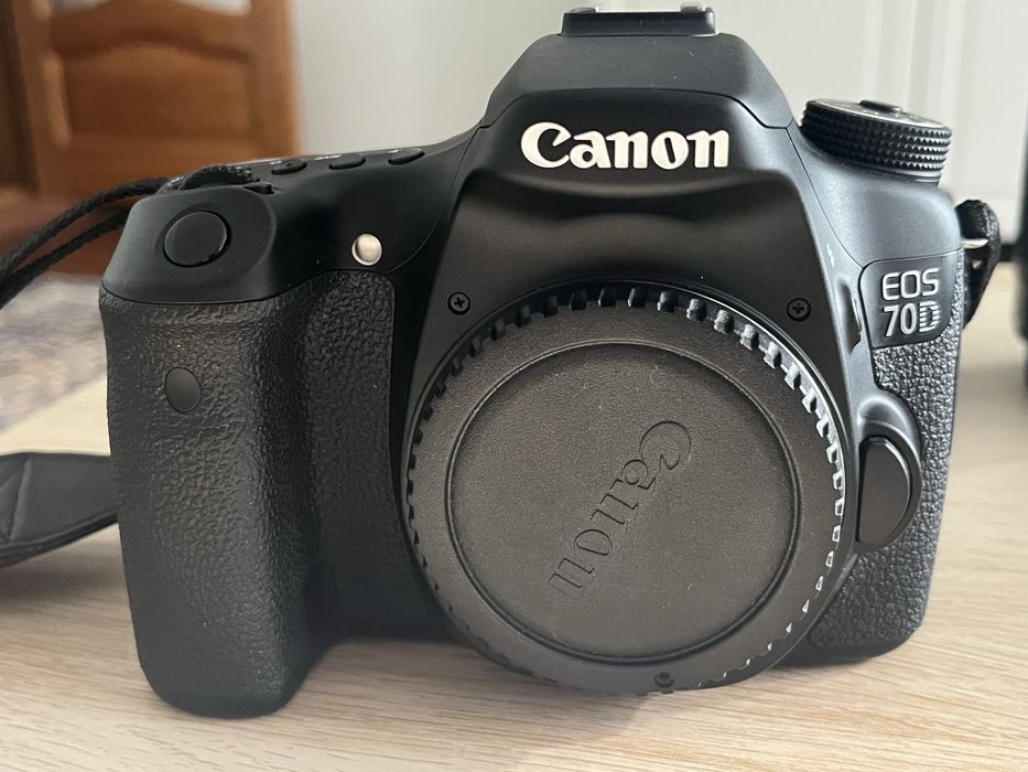 CANON EOS 70D kit complet 4000 de cadre Blitz 2 obiective ca nou