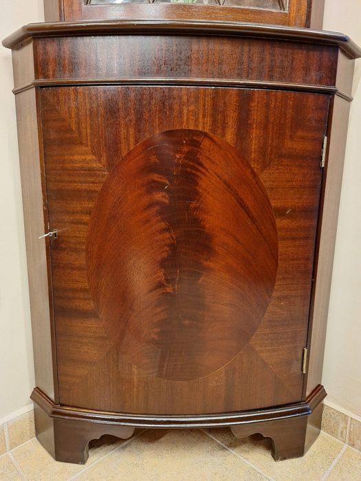 Луксозна ъглова витрина SELVA